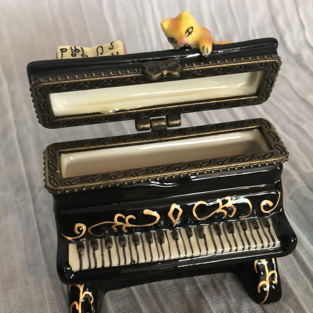 MUD PIE porcelain trinket boxes set Cat on top antique piano & Victorian chair - Picture 6 of 12